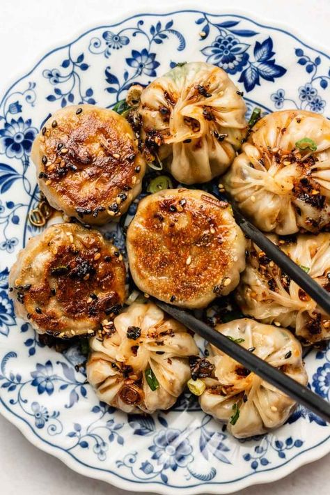 Crispy Bottom Dumplings, Xia Long Bao Recipe, Shen Jian Bao, Pan Fried Soup Dumplings, Pan Fried Dumplings Recipe, Shrimp Bao Buns, Vegan Soup Dumplings, Vegan Xiao Long Bao, Fried Dumplings Chinese