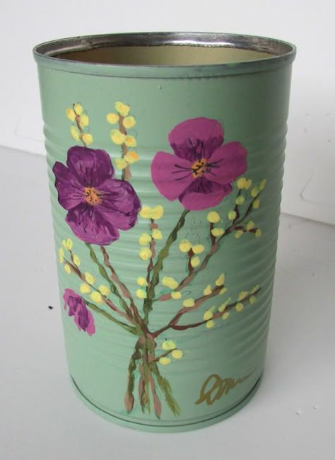 Painting Tins Cans, Painted Cans, Cute Vase, Painted Tin Cans, Recycled Tin Cans, Tin Can Art, Aluminum Can Crafts, Painted Pots Diy, Outdoor Patio Table