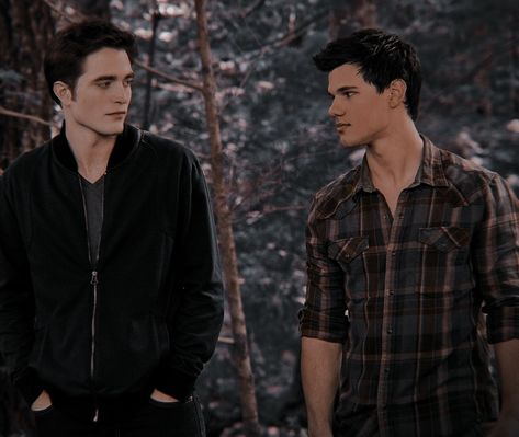 Edward X Jacob, Jacob From Twilight, Edward And Jacob, Young Justice Superboy, Twilight Jacob, Twilight Scenes, Stephanie Meyers, Eiffel Tower Photography, Twilight Cast