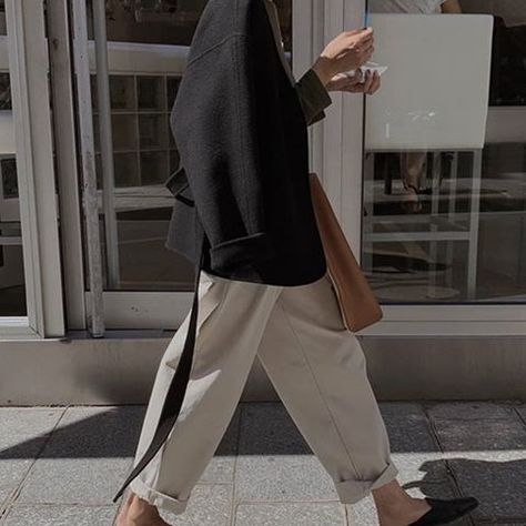 Stylepines (@stylepines) • Instagram photos and videos Carrot Pants Outfit, Effortless Chic Outfits, Minimal Stil, Soft Feminine Outfits, Christmas Outfit Ideas, Carrot Pants, Cool Girl Outfits, Outfit 2020, Casual School Outfits