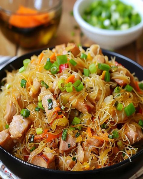 Simple Vermicelli Recipes, Vermicelli Chicken Recipes, Rice Vermicelli Recipes, Vermicelli Bowl, Easy Asian Noodle Recipes, Chicken Vermicelli, Noodles Asian, Easy Asian Noodles, Vermicelli Recipes