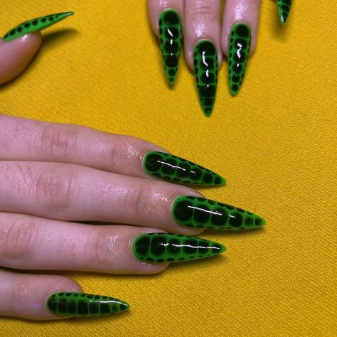 Neon Green Black Nails, Black And Neon Green Nails, Black And Neon Nails, Goblin Queen, Neon Green Nails, Green Acrylic Nails, Pointy Nails, Punk Nails, Really Cute Nails