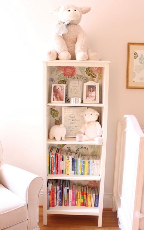 Girls Bookshelf, Nursery Design Girl, Nursery Bookshelf, White Bookshelves, Girl Nursery Room, Kids Bedrooms, Nursery Room Decor, Baby Bedroom, Nursery Inspiration