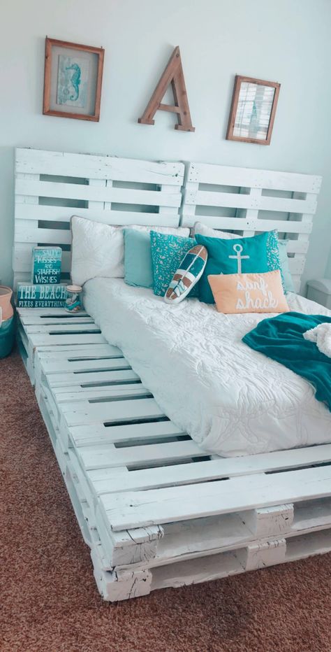 Pallet Bed With Lights Underneath, Diy Beach Bedroom Decor, Diy Room Decor Beach Theme, Diy Pallet Bed Ideas Queen, Pallet Bed Rooms, Beach Bed Frame, Single Pallet Bed, White Pallet Bed, Bedroom Color Pallet Ideas