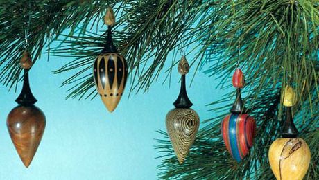 Three-piece decorations shaped and polished on the lathe Turned Christmas Ornaments, Woodworking Christmas, Ornaments Wood, Wood Turning Lathe, Wood Turning Projects, Christmas Wood Crafts, Wood Christmas Ornaments, Turned Wood, Wood Lathe