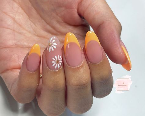 Orange Flower French Tip Nails, Orange French Tip Nails With Flowers, French Manicure With Daisy, Orange Daisy Nails, Spring Nails 2024 French Tip, French With Flower Design Nails, French Nails With Design On Ring Finger, Nails With Sun Design, French Nails With Flower Design