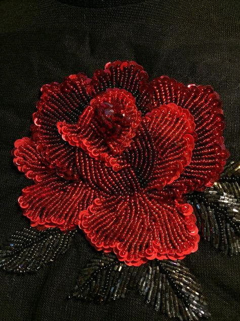 Bead Embroidery Flower, Simple Hand Embroidery Patterns, Zardozi Embroidery, Textile Art Embroidery, Hand Beaded Embroidery, Tambour Embroidery, Bead Embroidery Tutorial, Hand Embroidery Videos, Handmade Embroidery Designs