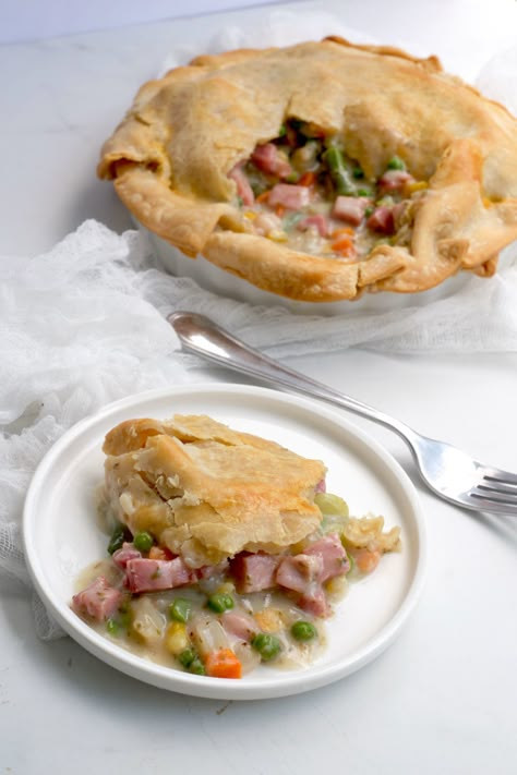 Make this easy ham pot pie recipe with leftover ham! A classic make-ahead comfort food meal, this savory pot pie with ham and vegetables wrapped in a buttery flaky crust is ideal for using up leftover ham from Thanksgiving, Christmas, and Easter. Click through to get the homemade ham pot pie recipe! #hampotpie #leftover Ham And Potato Pot Pie, What To Do With Leftover Ham, Ham Leftover Ideas, Easy Ham Pot Pie, Ham Pot Pie Recipe, Ham Recipes Leftover, Ham Pot Pie, Egg Recipes For Lunch, Weight Watchers Crock Pot Recipes