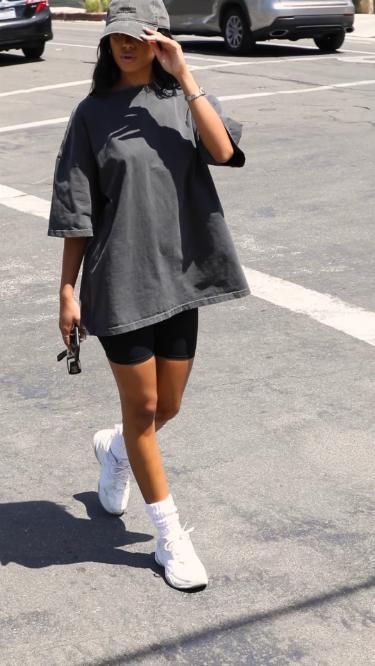 Simple Gym Outfits, Athleisure Summer Outfits, Look Academia, Training Outfit, Modest Gym Outfit, Oversize Outfit, Apparel Design Inspiration, Outfit Oversize, Fits Aesthetic