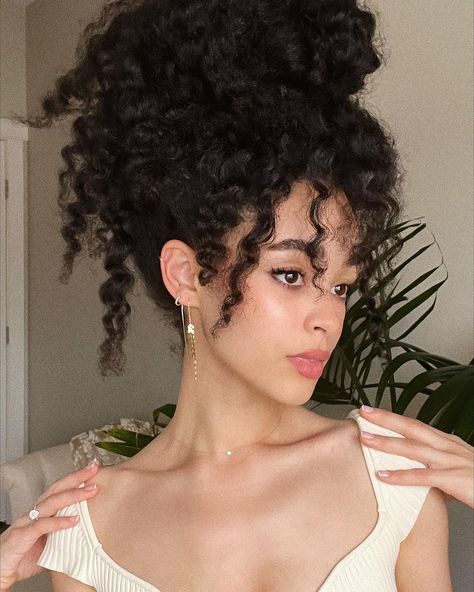 I’ve always loved the look of curly bangs, so thought I’d create some faux bangs with my hair & a few bobby pins 🙂 Happy Friday, beauties! … | Instagram Shannyn Sossamon, Faux Bangs, Curly Bangs, Drawing People Faces, H.e.r Aesthetic, Hair Health, Hair A, My Hair, Textured Hair