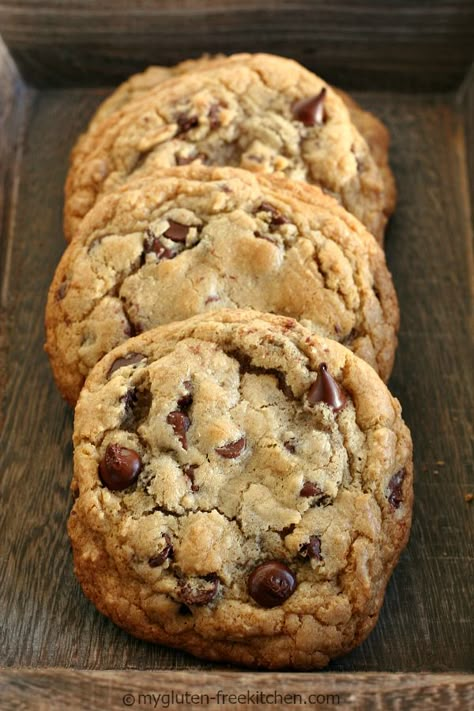 The Best Chewy Gluten-free Chocolate Chip Cookies. 5 years of testing and tweaking recipes led to this! Cookies Sans Gluten, Glutenfri Baking, Gluten Free Kitchen, Gluten Free Cookie Recipes, Gluten Free Chocolate Chip Cookies, Gluten Free Chocolate Chip, Gf Desserts, Gluten Free Sweets, Gluten Free Eating