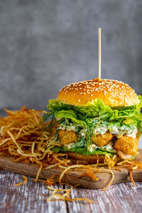 An ultimate fish finger sandwich on a wooden board with a side of shoestring fries. Fish Finger Sandwich, Fishfinger Sandwich, Fish And Chips Sauce, British Lunch, Fish Fingers Recipe, Fried Fish Sandwich, Seafood Sandwich, Broccoli And Stilton Soup, Sandwich Inspiration