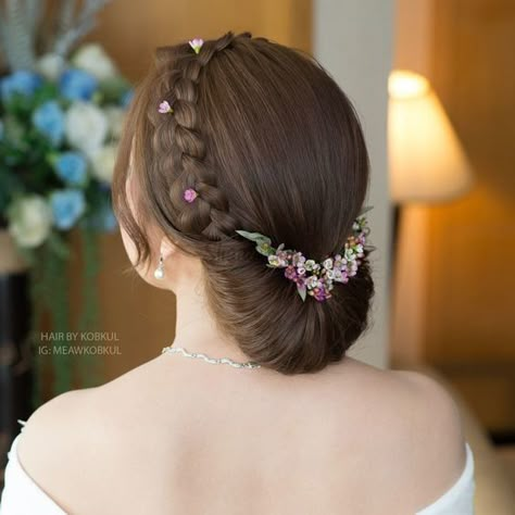 Sanggul Modern, Hair Dressing, Engagement Hairstyles, Bridal Hairdo, Bridal Hair Buns, Bridal Hair Inspiration, Indian Wedding Hairstyles, Flowers In Her Hair, Braided Bun Hairstyles