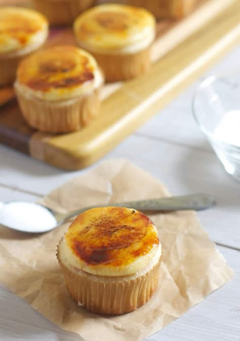 Crême Bruleé Cupcakes Creme Brulee Cupcakes, Yummy Cupcakes, Dessert Cupcakes, Sweets Treats, Let Them Eat Cake, Cupcake Recipes, Just Desserts, Yummy Treats, Sweet Recipes