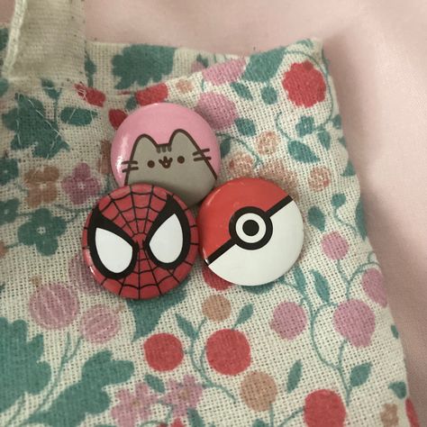 Diy Pin Badge, Cute Backpack Pins, Cute Pins For Bags, Aesthetic Pins Button, Button Pin Design Ideas, Pin Ideas Button Diy, Broches Aesthetic, How To Make Pins, Clay Badges