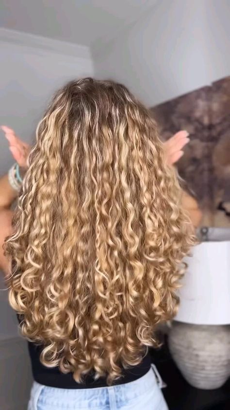 Beautiful front hairstyle Caramel Hair Colour, Puff Styles, Hair Colour Ideas, Curly Hair Beauty, Curly Bun Hairstyles, Natural Curly Hair Cuts, Extension Hair, Curly Hair Videos, Curly Hair Tutorial