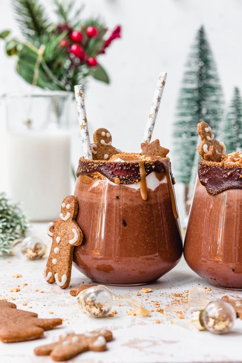 Winter Drink Photography, Gingerbread Drink, Easy Christmas Drinks, Christmas Food Photography, Hot Cocoa Party, Christmas Mocktails, Speculoos Cookie Butter, Cocoa Party, Chocolate Gingerbread