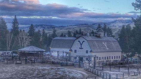 Tv Series Aesthetic, Ranch Wallpaper, Yellowstone Tv Series, Yellowstone Tv Show, Wallpaper Full Hd 4k, Yellowstone Ranch, Behind The Scenes Pictures, Dude Ranch Vacations, Native American Reservation