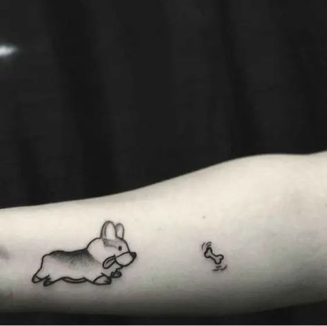 14 Tattoo Ideas For Corgi Lovers Corgi Tattoo, 22 Tattoo, Small Dog Tattoos, Tier Tattoo, Rabbit Tattoo, Dog Memorial Tattoos, Bone Tattoos, Tattoos Geometric, Geniale Tattoos