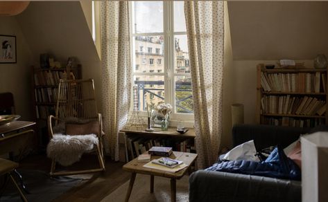 Emily In Paris House, Emily In Paris Bedroom, Tiny Paris Apartment, The Paris Apartment Book Lucy Foley Aesthetic, Emily In Paris Apartment, Emily In Paris Office, Paris Apartment Aesthetic, Movie Interior, Small Paris Apartment