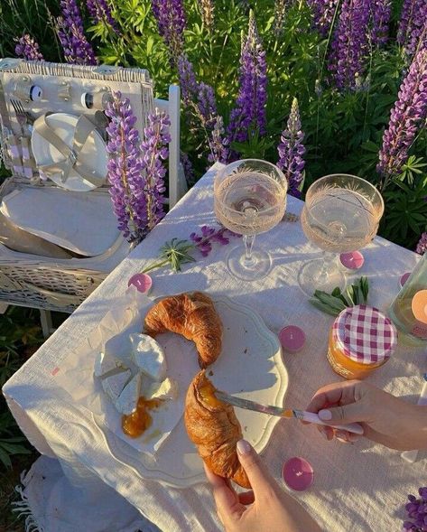 Cottage Core Tea Party, Purple Picnic, Picnic Inspiration, Spring Inspo, Picnic Date, Spring Mood, Picnic Food, Cottagecore Aesthetic, Spring Aesthetic