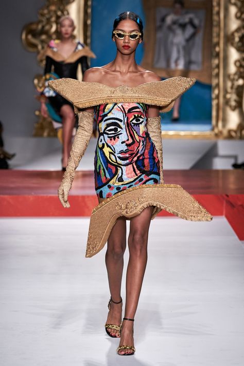 Catwalk Photography, Moschino Spring 2020, Cubism Fashion, Moschino 2020, Pop Art Fashion, 2020 Fashion Trends, Milano Fashion Week, Miuccia Prada, 2020 Fashion