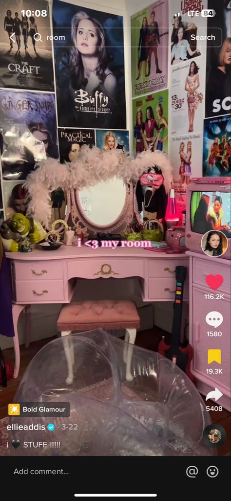 Pink Horror Room, Pink Grunge Room, Horror Bedroom, 2000s Things, Glamour Room, Grunge Aesthetic Room, Horror Room, Pink Grunge, Sam And Cat