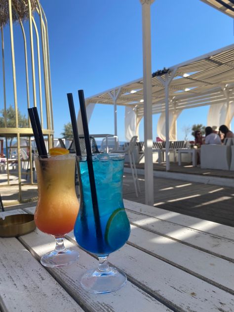 #beach #cocktail #summer #summeraesthetic #beachaesthetic Cocktails Summer Aesthetic, Beach Cocktails Aesthetic, Beach Bar Aesthetic, Cocktail On The Beach, Cocktail Beach, Cocktail Summer, Pretty Alcoholic Drinks, Beach Cocktails, Beach Table