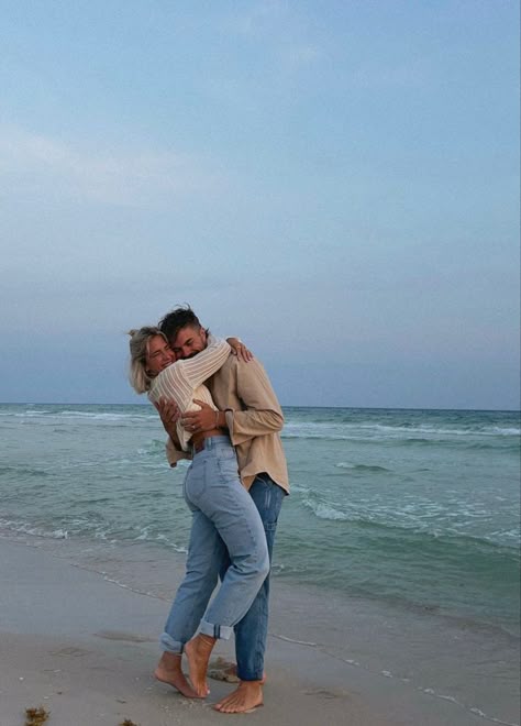 Aesthetic Romantic Couple, Poses Reference Photo, Couple Vacation Pictures, Couple Beach Poses, Romantic Beach Couple, Beach Couple Poses, Beach Pictures Inspo, Shots To Make, Hugs And Kisses Couples