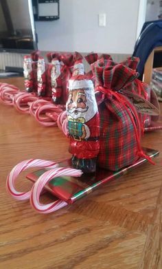 Diy Christmas Presents For Family, Christmas Presents For Family, Candy Sleighs, Joululahjat Diy, Christmas Candy Crafts, Candy Sleigh, Presents For Family, Candy Cane Crafts, Christmas Candy Gifts