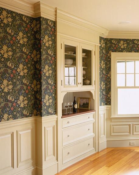 Love! Wainscoting Nursery, Wallpaper Dining Room, Wainscoting Stairs, Wainscoting Kitchen, Wallpaper Dining, Painted Wainscoting, Wainscoting Bedroom, Arts And Crafts Interiors, Wainscoting Ideas