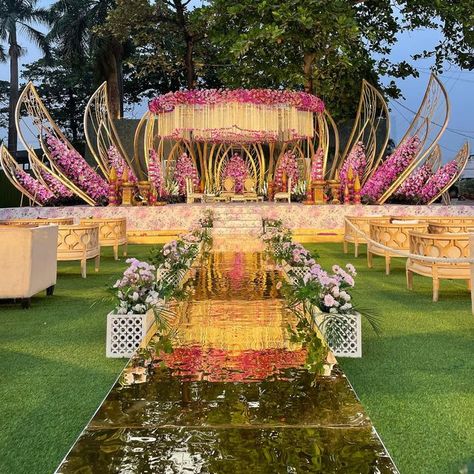 Lotus Mandap Decor, Lotus Decoration Ideas Wedding, Lotus Theme Wedding, Lotus Wedding Decor, Vidhi Mandap, Floral Backdrop Wedding, Indoor Wedding Decorations, Wedding Tent Decorations, Reception Stage Decor