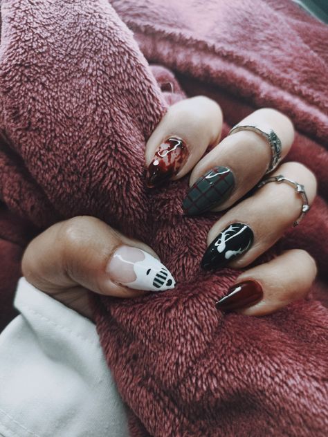 Some blood, Hannibal's mask, wendigo horns, Hannibal's gray and red suit The Last Of Us Nails Art, Silence Of The Lambs Nails, Tv Show Inspired Nails, Professional Halloween Nails, Hannibal Nails, Supernatural Nails Designs, Tv Nails, Hannibal Mask, Supernatural Nails