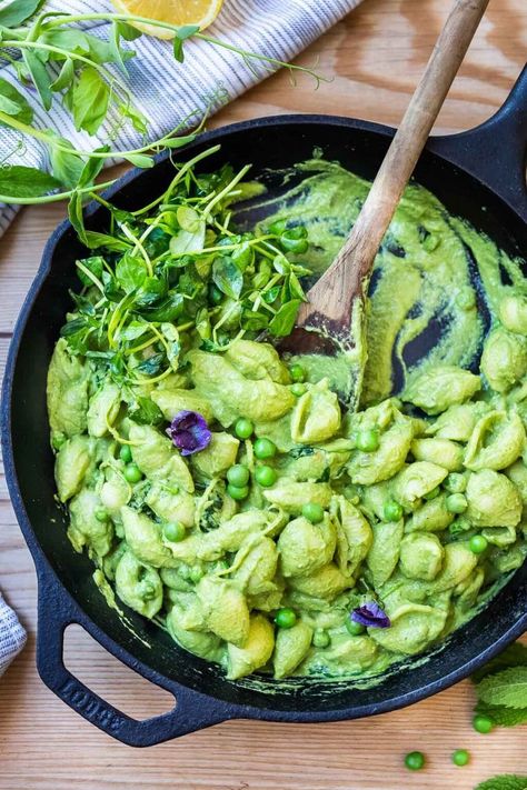 Pea pasta Creamy Pea Pasta, Pea Pasta, Broccoli Pasta Recipe, Feasting At Home, Creamy Peas, Pasta With Peas, English Peas, Vegetarian Pasta Recipes, Best Pasta