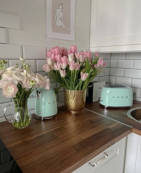 Smeg Kitchen, Smeg Appliances, Deco Studio, Girly Aesthetic, Apartment Decor Inspiration, Dream Apartment, First Apartment, Apartment Inspiration, Pretty House