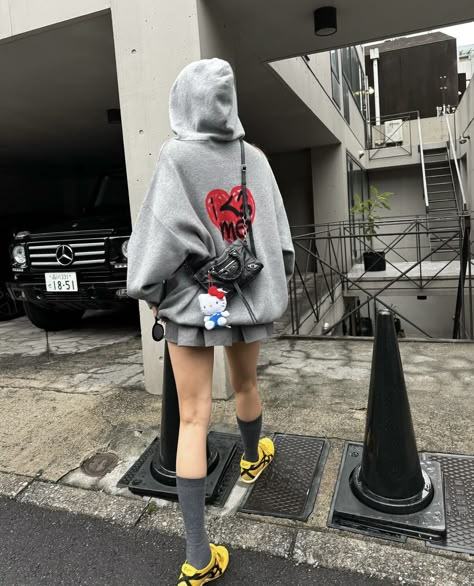 Japanese Streetwear Women, Y2k Street Style, Japan Outfits, Women Back, Japan Outfit, Tokyo Fashion, 가을 패션, Back To School Outfits, Inspiration Mode