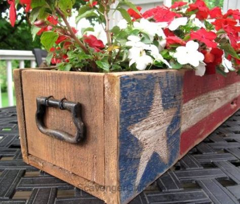 Definitely painting and planting that old carpenter's toolbox in the shed-- American Flag Crafts, Flag Crafts, Wood Centerpieces, Craft Things, Fourth Of July Decor, Patriotic Crafts, Pallet Crafts, Americana Decor, 4th Of July Decorations