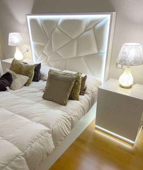 Cabecero de cama Avanty con un espectacular tapizado y sistema de iluminación led opcional. Room Inspiration Aesthetic, Bedroom Pop Design, Glam Bedroom Decor, Bed Interior, Bed Frame Design, Bed Design Modern, Girl Bedroom Designs, Bedroom Bed Design, Classic Bedroom