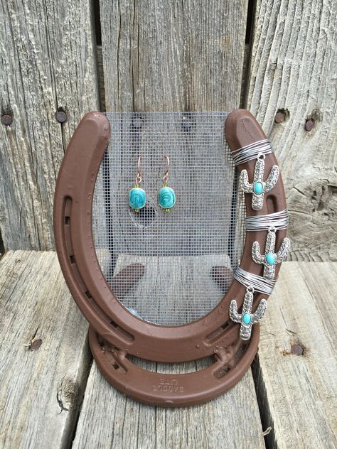 Horseshoe Earring Holder, Horse Shoe Jewelry Holder, Welded Horse Shoe Ideas, Horse Shoe Hat Holder, Western Earring Holder, Horse Shoe Crafts Horseshoe Art, Horse Shoe Welding Projects, Horse Shoes Crafts, Horse Shoe Ideas