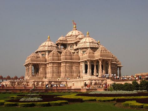 Swaminarayan Akshardham is a Hindu temple, and spiritual-cultural campus in Delhi, India. Also referred to as Akshardham Temple the complex displays millennia of traditional and modern Hindu culture, spirituality, and architecture. Inspired by Yogiji Maharaj and created by Pramukh Swami Maharaj, it was constructed by BAPS. Delhi Akshardham, Akshardham Temple, Islamic Wallpaper Hd, Hd Wallpaper Android, Wallpaper Stores, Hindu Culture, Lord Shiva Hd Wallpaper, Shiva Wallpaper, Indian Architecture