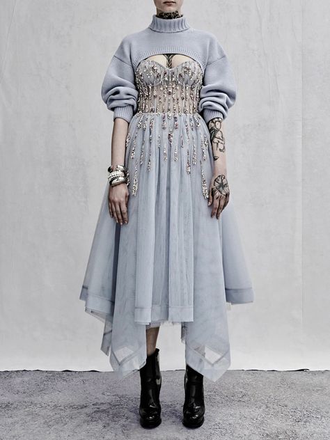 Tulle Corset Dress, Alexander Mcqueen Resort, Resort 2023, High Waisted Flares, Moda Plus, Corset Dress, Moda Fashion, Runway Fashion, Alexander Mcqueen