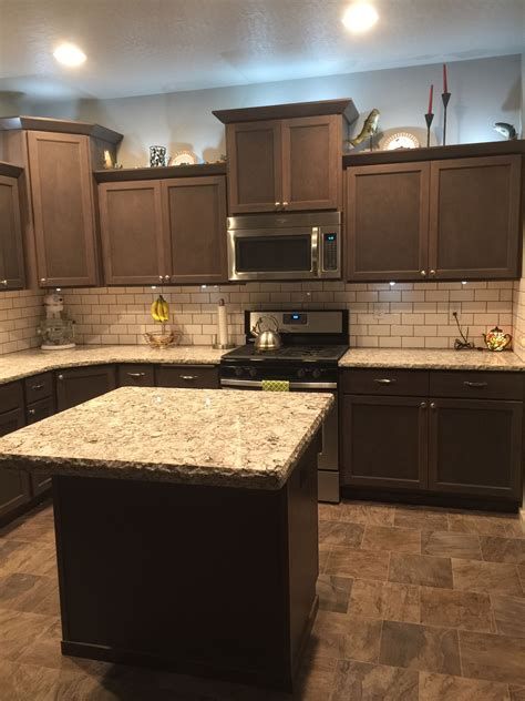 Kitchen Backsplash Ideas With Brown Cabinets – MARBLE BACKSPLASH IDEAS, Design, Photos and Pictures / Brown is an easy color to maintain, quickly hiding spills and splashes. | FoodBloggerMania.it Brown Cabinets White Counter Backsplash Ideas, Dark Brown Kitchen Backsplash Ideas, White Subway Tile Kitchen Backsplash Dark Brown Cabinets, Backsplash With Espresso Cabinets, Kitchen Backsplash Dark Brown Cabinets, Backsplash Ideas For Brown Cabinets, Brown Granite Countertops With Backsplash, Brown Kitchen Backsplash Ideas, Kitchen Backsplash With Dark Wood Cabinets