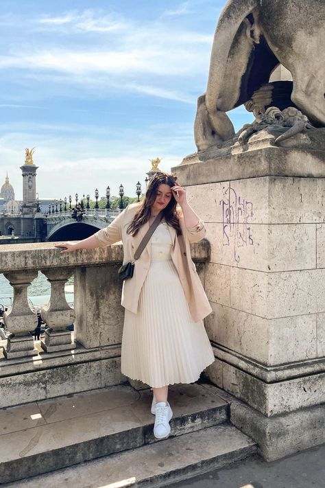 Plus Size Outfits Europe, Blazer And Skirt Outfits Plus Size, White Pleated Skirt Outfit Plus Size, Paris Style Plus Size, Plus Size Paris Photoshoot, Paris Plus Size Fashion, Paris Outfits Spring Plus Size, Paris Outfit Plus Size, Italy Travel Outfit Plus Size