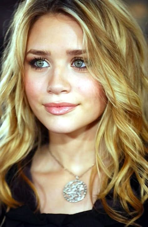 Ashley Olsen Hair, Elegant Brunette, Hair Colors For Fall, Ashley Mary Kate Olsen, Honey Blond, Honey Blonde Hair Color, High Bun Hairstyles, Shaved Hair Cuts, Blond Ombre