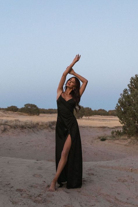 Dunes Photoshoot, Sand Dunes Photoshoot, Pose Mode, Desert Shoot, Desert Photoshoot, Poses By Yourself, Beach Poses By Yourself, Modeling Poses, Shotting Photo