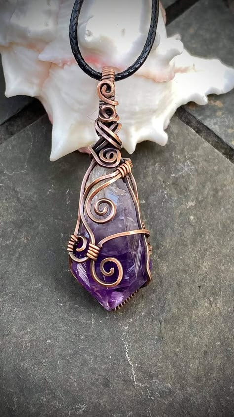 Wire Wrapped Amethyst, Wire Wrapping Raw Stones, Wire Wrap Ideas, Wire Wrap Stones, Crystal Wire Wrap, Crystal Pendants, Wire Wrap Pendants, Wrapped Crystal, Wire Wrapped Stone Pendant