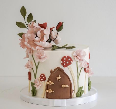 Mushroom Fairy First Birthday, Fairy Garden Smash Cake, Fairy House Birthday Cake, Fairy Birthday Smash Cake, Flower Fairy Cake, Fairy Garden Cake Smash, Fairy First Cake Smash, Fairy Smash Cake Ideas, Fairy Door Cake