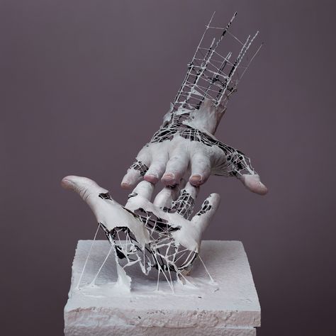 Surreal and Realistic Physical Fragment Sculptures. To see more art and information about Yuichi Ikehata click the image. Sculptures Sur Fil, Organic Sculpture, Plaster Sculpture, Colossal Art, Hand Sculpture, Digital Elements, Wire Sculpture, Sculpture Installation, Hand Art