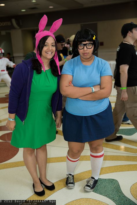 Louise and Tina Belcher, 2013 Con. Bob's Burgers Halloween Costume, Bobs Burgers Costume, Bob's Burgers Halloween, Burger Costume, Bobs Burgers Louise, Louise Belcher, Halloween Duos, Tina Belcher, Cosplay Inspo