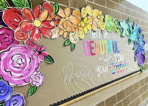 Wildflower Bulletin Board, Wildflower Classroom Theme, Flower Bulletin Board Ideas, Floral Classroom Theme, Floral Bulletin Board, Floral Classroom Decor, Art Bulletin Boards, School Board Decoration, Art Classroom Decor